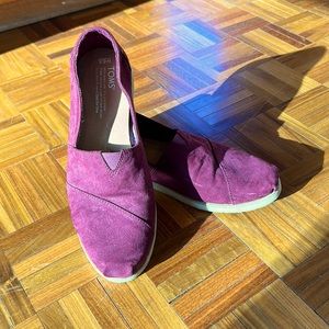 Tom’s slip-ons 8.5 nearly new!